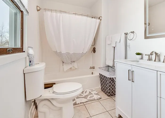 Mins To Local Attractions: Pet Friendly W/ Yard! Holiday home *