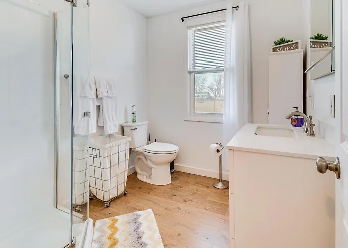 Mins To Local Attractions: Pet Friendly W/ Yard! Holiday home *