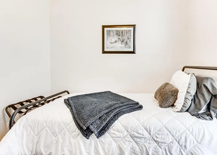 Mins To Local Attractions: Pet Friendly W/ Yard! * Casey