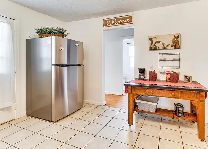 Mins To Local Attractions: Pet Friendly W/ Yard!