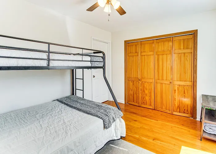 Holiday home Mins To Local Attractions: Pet Friendly W/ Yard!