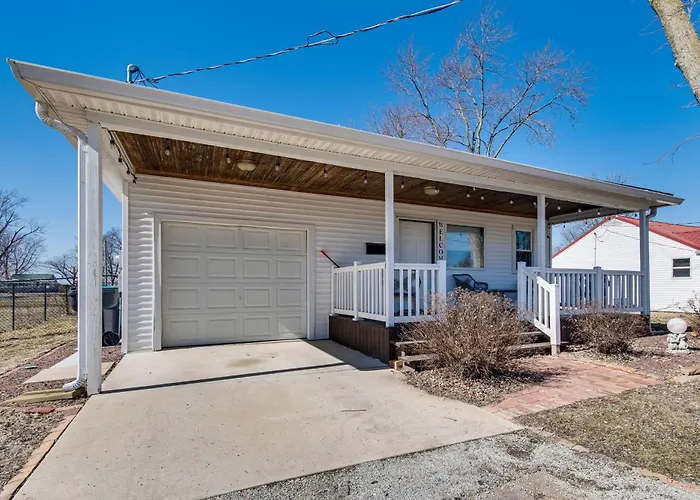 Mins To Local Attractions: Pet Friendly W/ Yard! Holiday home