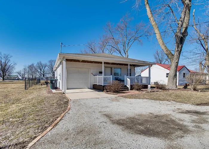 Mins To Local Attractions: Pet Friendly W/ Yard! Casey