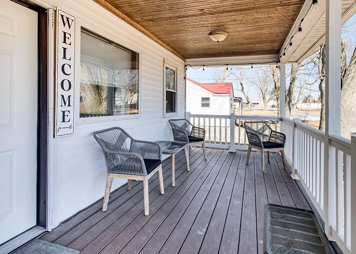 Mins To Local Attractions: Pet Friendly W/ Yard! Holiday home