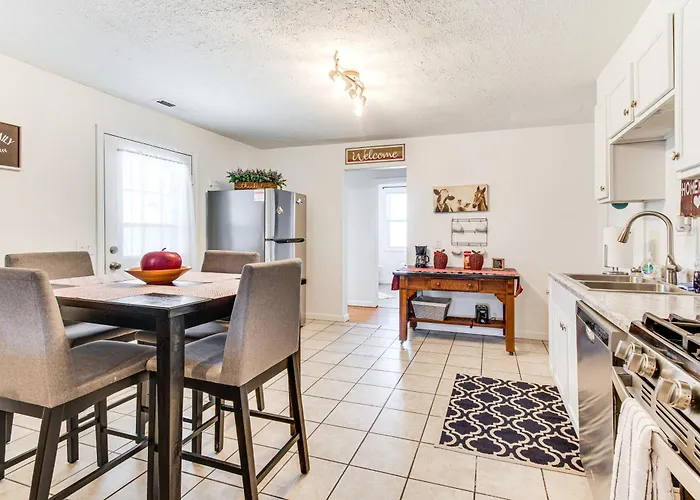 Mins To Local Attractions: Pet Friendly W/ Yard! Holiday home Casey
