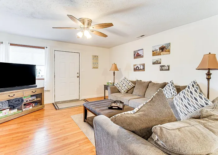 Holiday home Mins To Local Attractions: Pet Friendly W/ Yard!
