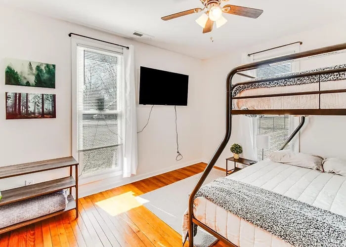 Mins To Local Attractions: Pet Friendly W/ Yard! Holiday home Casey
