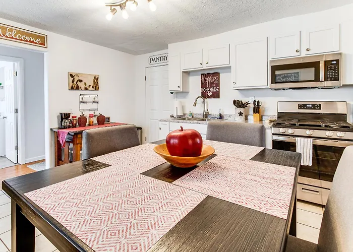 Mins To Local Attractions: Pet Friendly W/ Yard! Holiday home