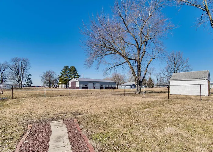 Mins To Local Attractions: Pet Friendly W/ Yard! * Casey
